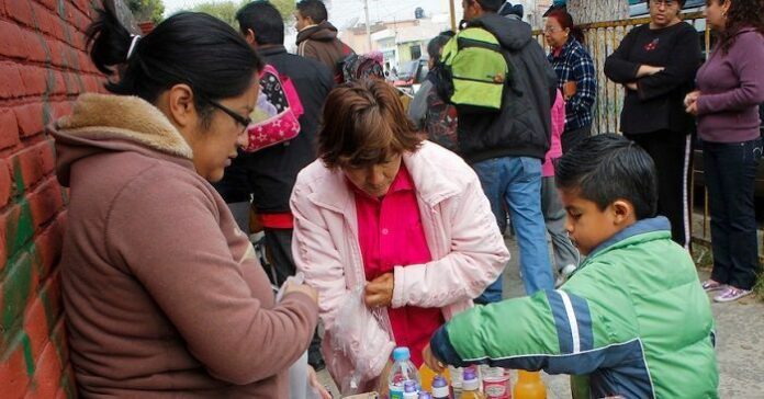 Recomiendan mantener abrigados a niños que acuden a la escuela