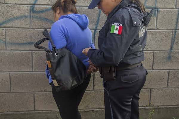 Arrestan A Mujer Que Lanzó Piedras A Policía En Una Casilla Electoral