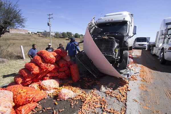 Accidentes múltiples en la 57, sujetos roban carga de zanahorias 1