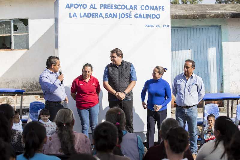 Entrega Memo Vega mobiliario para centro educativo CONAFE en La Ladera, San José Galindo 1