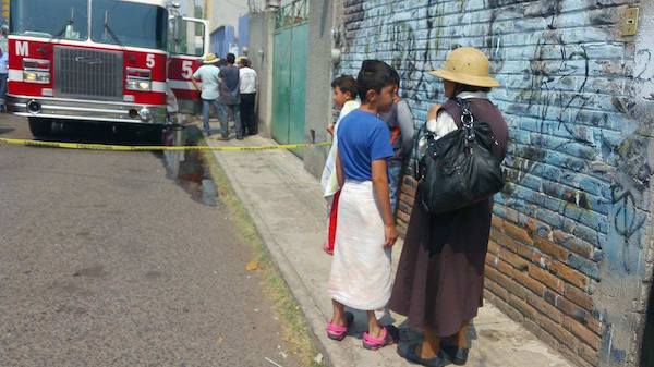 Familia salva la vida de voraz incendio en la Fátima 1