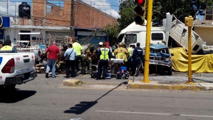 Trailer aplasta 5 vehículos en San Juan del Río; 1 muerto 2