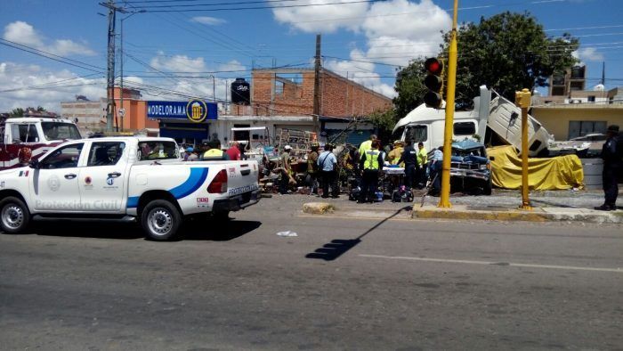 Trailer aplasta 5 vehículos en San Juan del Río; 1 muerto 1