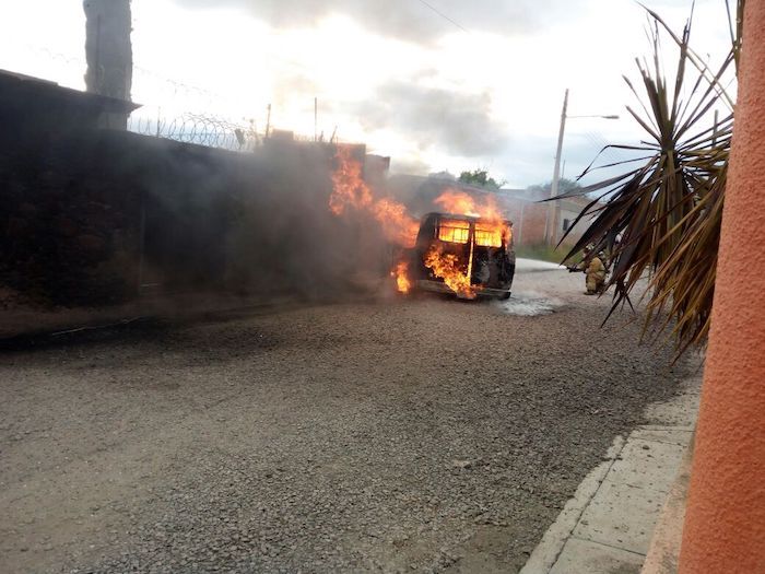 #Urgente Se incendia camioneta con "Huachicol" entre viviendas de San Juan del Río 1