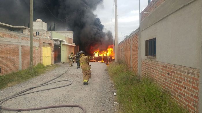 #Urgente Se incendia camioneta con "Huachicol" entre viviendas de San Juan del Río 2