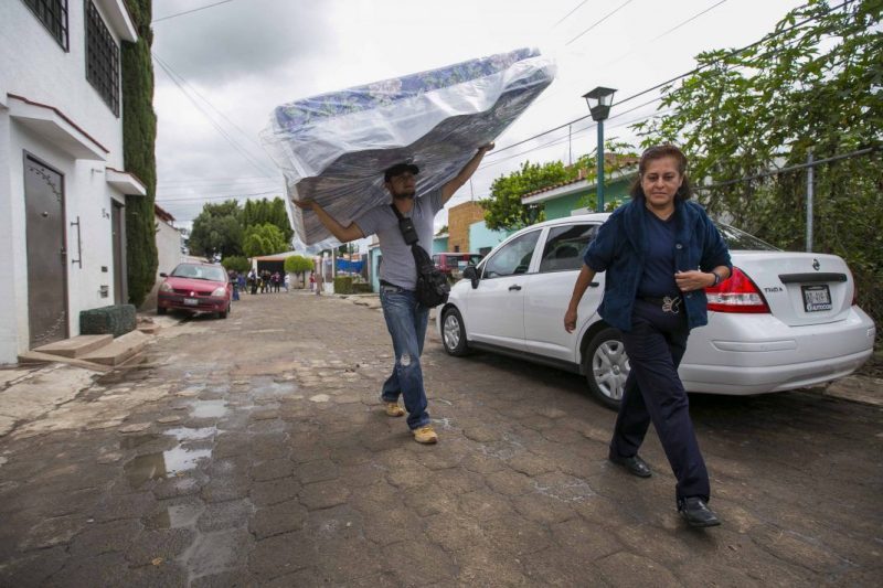 Entrega municipio enseres domésticos a damnificados por inundación 1
