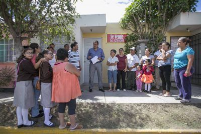 Entrega Memo Vega apoyos a familias afectadas de La Rueda 1