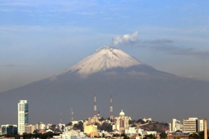 Volcán Popocatépetl amanece con fumarola
