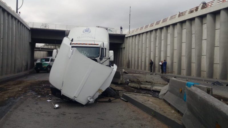 Camión destrozó un paso a desnivel en San Juan del Río