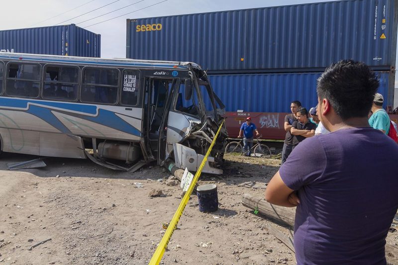 Tren arrolla autobús de pasajeros en La Valla, San Juan del Río