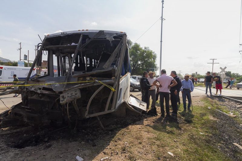Tren arrolla autobús de pasajeros en La Valla, San Juan del Río