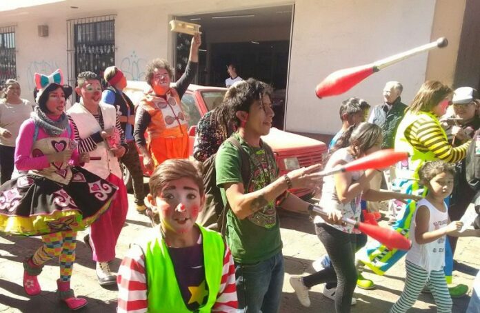 Festejan Día del Payaso con desfile en San Juan del Río Festejan Día del Payaso con desfile en San Juan del Río
