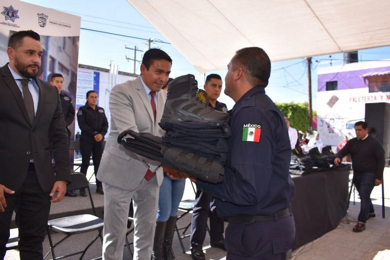 Entregaron equipamiento y vehículos a policías de Pedro Escobedo 2