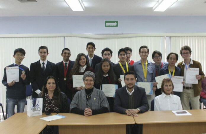 Entrega Rectora de la UAQ medallas a Talentos y Olímpicos de Física Entrega Rectora de la UAQ medallas a Talentos y Olímpicos de Física