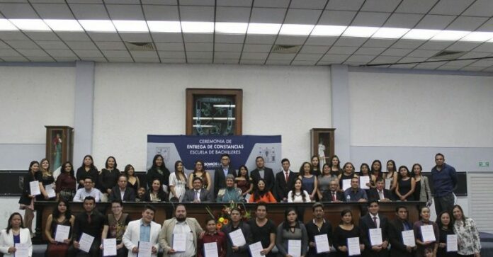 Se gradúan alumnos del Bachillerato Semiescolarizado de la UAQ Se gradúan alumnos del Bachillerato Semiescolarizado de la UAQ
