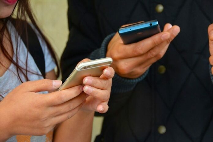 Electricidad estática podría ser una alternativa para cargar celulares Electricidad estática podría ser una alternativa para cargar celulares