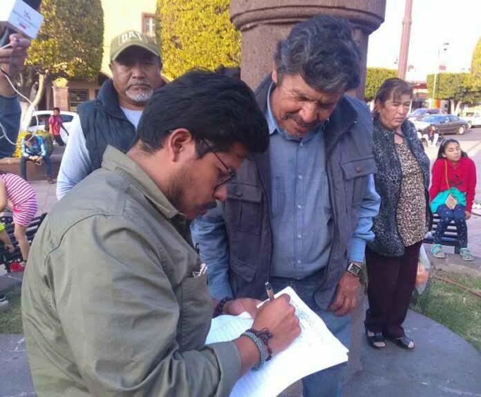 Regidores y diputado de MORENA recogen firmas para aclaración de predial Regidores y diputado de MORENA recogen firmas para aclaración de predial