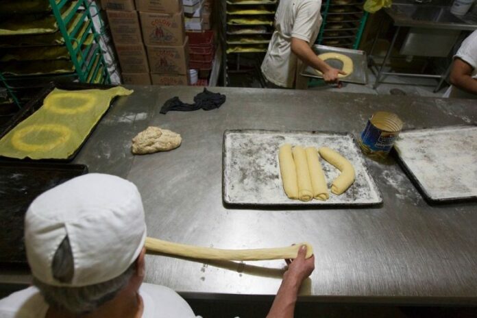 Panaderos prevén menores ventas de Rosca de Reyes este año Panaderos prevén menores ventas de Rosca de Reyes este año