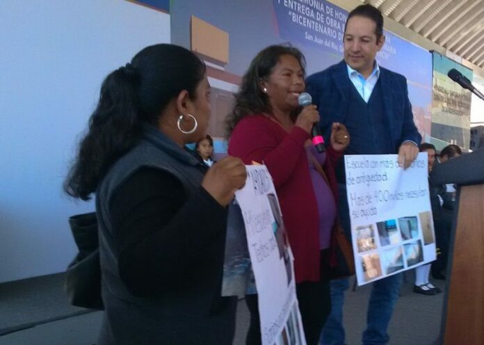 Atiende Gobernador a madres de familia de primaria Francisco Villa Atiende Gobernador a madres de familia de primaria Francisco Villa