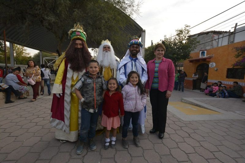 Reyes Magos conviven con niños de Tequisquiapan 1