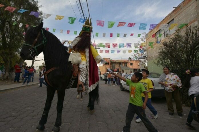 Reyes Magos conviven con niños de Tequisquiapan Reyes Magos conviven con niños de Tequisquiapan
