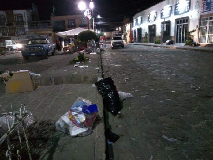 2.8 toneladas de basura en tianguis de “Día de Reyes” en Ezequiel Montes 2.8 toneladas de basura en tianguis de “Día de Reyes” en Ezequiel Montes