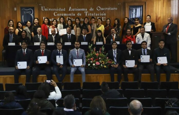 Se titulan egresados de la Licenciatura en Odontología de la UAQ Se titulan egresados de la Licenciatura en Odontología de la UAQ