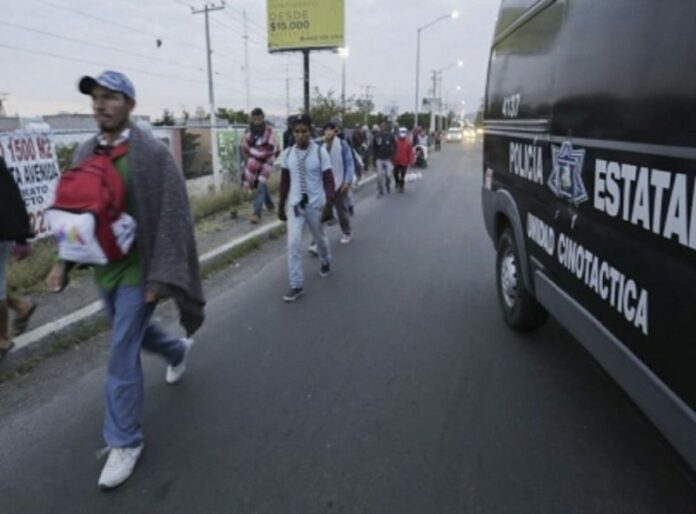 Caravana migrante avanza sobre autopista México-Querétaro Caravana migrante avanza sobre autopista México-Querétaro