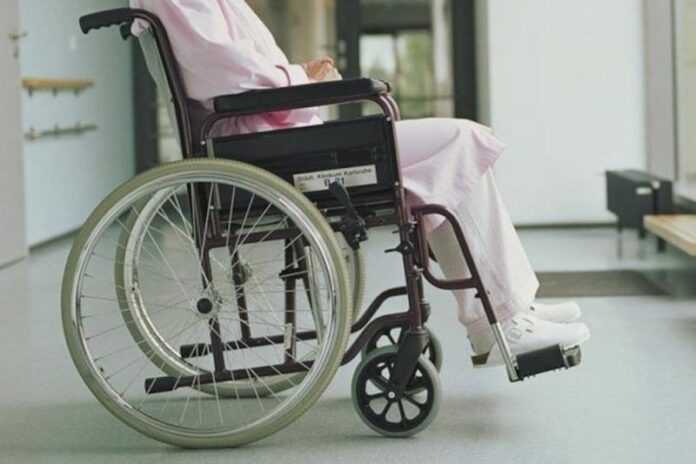 Un piercing en la nariz la condenó a una silla de ruedas de por vida Un piercing en la nariz la condenó a una silla de ruedas de por vida