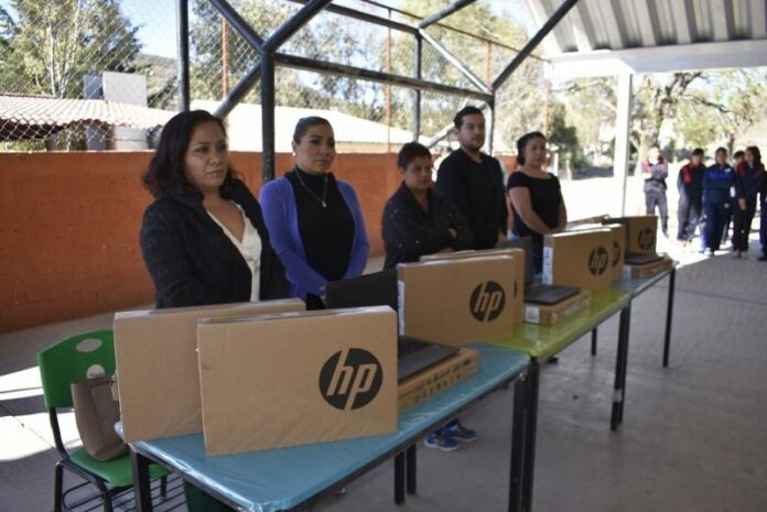 Entrega USEBEQ equipo de cómputo a 2 escuelas de Pedro Escobedo Entrega USEBEQ equipo de cómputo a 2 escuelas de Pedro Escobedo