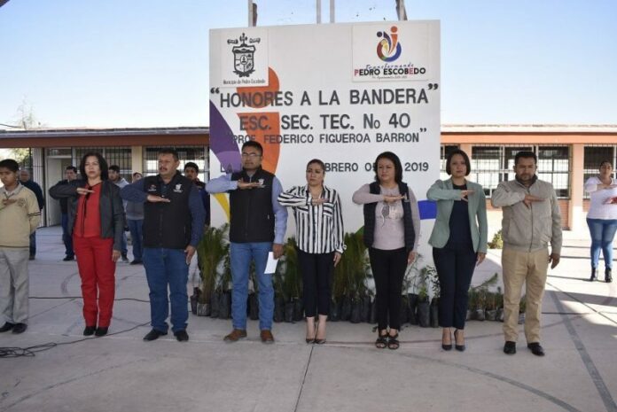 Realizan honores a la bandera en secundaria de La Lira, Pedro Escobedo Realizan honores a la bandera en secundaria de La Lira, Pedro Escobedo