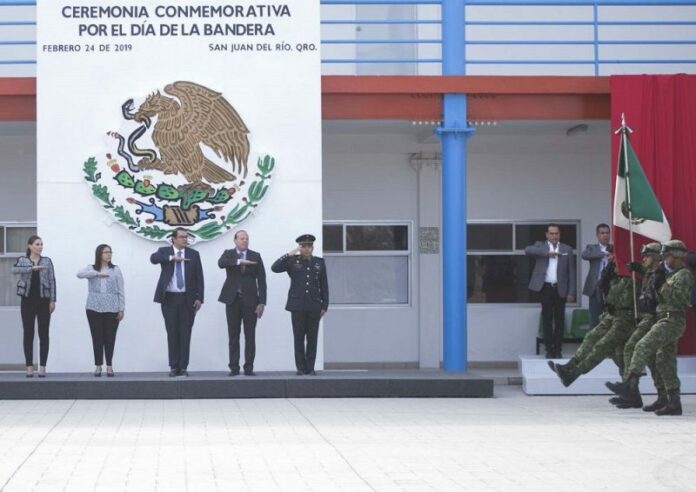 Encabeza Memo Vega ceremonia del Día de la Bandera en San Juan del Río Encabeza Memo Vega ceremonia del Día de la Bandera en San Juan del Río