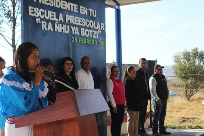 Rosendo Anaya encabeza honores a la bandera en Prescolar Ra Ñhu Ya Botzi Rosendo Anaya encabeza honores a la bandera en Prescolar Ra Ñhu Ya Botzi