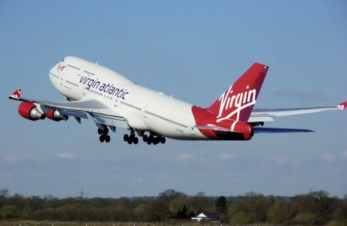 Avión comercial entra a una Avión comercial entra a una