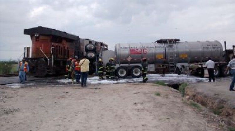 Atienden a heridos tras choque de pipa y ferrocarril en Aguascalientes