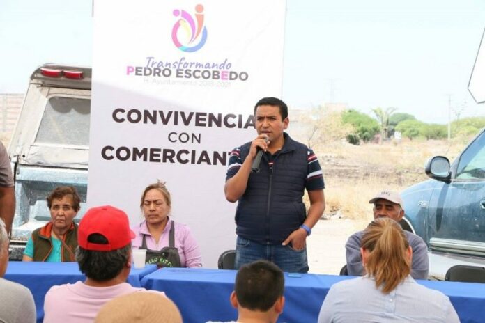 Se reúne Amarildo Bárcenas con tianguistas de Pedro Escobedo Se reúne Amarildo Bárcenas con tianguistas de Pedro Escobedo