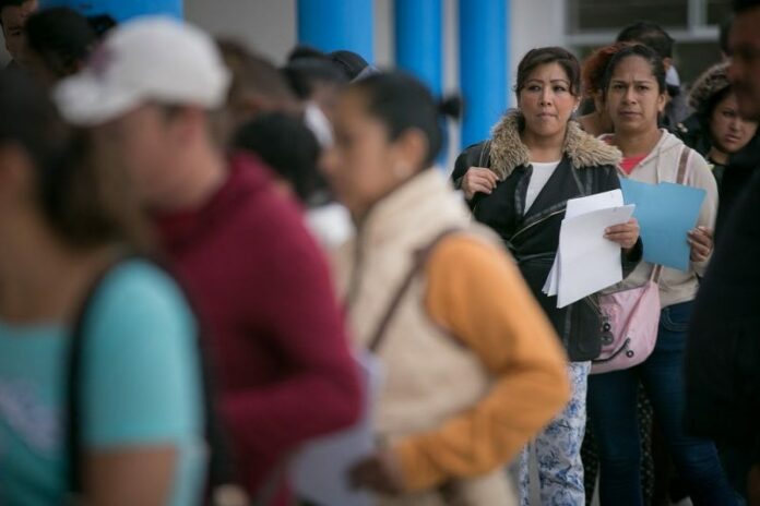 APRUEBAN PADRES DE FAMILIA INCREMENTO DE BECAS DEL GOBIERNO DE SJR *Se pasará de 6 mil a 9 mil estudiantes beneficiados con este apoyo, en 2019 *En la actual convocatoria se recibieron más de 5 mil solicitudes Ante las más de 5 mil solicitudes recibidas como parte de la convocatoria lanzada para el Programa de Becas Municipales 2019, el Gobierno Municipal del Edil Memo Vega incrementará de 6 mil a 9 mil el número de niños y jóvenes beneficiados con este esquema, 3 mil becas más, pese a que cuando inició el presente año, se tenía contemplado integrar solamente a mil estudiantes más. “Estamos realizando esfuerzos importantes por apoyar a cada vez más estudiantes para que cuenten con mejores oportunidades de continuar con su educación. Este programa, que implementamos con recursos propios, ha contado con buena participación ciudadana, por lo que nuestro compromiso es seguir impulsando la educación, otorgando apoyos y facilidades que permitan a más niños y jóvenes continuar con su preparación académica”, destacó el Alcalde Sanjuanense, quien desde el inicio de su gestión ha brindado especial atención a este tema. Mientras que en 2015 se contaba con un padrón de 2 mil niños y jóvenes beneficiados con una beca municipal, desde nivel primaria hasta superior, en el primer trienio, que encabezó el Gobierno Municipal, se pudo llegar a 6 mil el número de estos incentivos, además de hacer entrega de un apoyo alimentario (una caja de leche) a cada uno de los becados, de acuerdo a su rendimiento académico, situación económica o alguna discapacidad. El incremento gradual de estudiantes becados bajo este esquema, ha sido posible a través del manejo eficiente de los recursos públicos, como parte de un plan de austeridad implementado por la autoridad municipal, enfocado a generar ahorros en gastos innecesarios, para invertir más en programas, obras y acciones que beneficien a la población sanjuanense. Este hecho sin precedentes en San Juan del Río ha sido bien recibido por padres de familia, quienes reconocen el beneficio que significa contar con este apoyo: “A nosotros nos beneficia en mucho porque el ahorro del festejo de los maestros, permite que sean más los niños beneficiados con esta beca y que lo destinen a cubrir gastos de la escuela o en uniformes, por lo que también es un apoyo para nosotros como papás”, dijo la Sra. Amparo Ortega, proveniente de la comunidad de Estancia de Santa Lucía. En tanto, Abigail Miranda, proveniente de la colonia Manantiales y quien ha solicitado una beca para su hijo, estudiante de primer grado de primaria, llamó a la población en general a esforzarse por impulsar la educación de las nuevas generaciones. “Me parece perfecto que desde el Gobierno Municipal busquen el modo de invertir en la educación de los niños, porque ellos son el futuro de México. Los papás debemos esforzarnos por apoyarlos, por motivarlos y los maestros deben tener vocación por impulsar su educación; si les gusta su trabajo y se prepararon para ello, pues deben también poner su granito de arena para apoyarlos y no darles la espalda”, dijo la madre de familia. Asimismo, Ángela Martínez, madre de una pequeña de 4º grado de primaria, invitó a la ciudadanía en general a apostarle a la educación de los niños y jóvenes: “Yo me gasto 500 pesos a la semana para mandar a mi niña a la escuela. Así como padres hacemos pequeños sacrificios para apoyar a nuestros hijos, todos debemos hacerlo para que tengamos mejores alumnos”. APRUEBAN PADRES DE FAMILIA INCREMENTO DE BECAS DEL GOBIERNO DE SJR *Se pasará de 6 mil a 9 mil estudiantes beneficiados con este apoyo, en 2019 *En la actual convocatoria se recibieron más de 5 mil solicitudes Ante las más de 5 mil solicitudes recibidas como parte de la convocatoria lanzada para el Programa de Becas Municipales 2019, el Gobierno Municipal del Edil Memo Vega incrementará de 6 mil a 9 mil el número de niños y jóvenes beneficiados con este esquema, 3 mil becas más, pese a que cuando inició el presente año, se tenía contemplado integrar solamente a mil estudiantes más. “Estamos realizando esfuerzos importantes por apoyar a cada vez más estudiantes para que cuenten con mejores oportunidades de continuar con su educación. Este programa, que implementamos con recursos propios, ha contado con buena participación ciudadana, por lo que nuestro compromiso es seguir impulsando la educación, otorgando apoyos y facilidades que permitan a más niños y jóvenes continuar con su preparación académica”, destacó el Alcalde Sanjuanense, quien desde el inicio de su gestión ha brindado especial atención a este tema. Mientras que en 2015 se contaba con un padrón de 2 mil niños y jóvenes beneficiados con una beca municipal, desde nivel primaria hasta superior, en el primer trienio, que encabezó el Gobierno Municipal, se pudo llegar a 6 mil el número de estos incentivos, además de hacer entrega de un apoyo alimentario (una caja de leche) a cada uno de los becados, de acuerdo a su rendimiento académico, situación económica o alguna discapacidad. El incremento gradual de estudiantes becados bajo este esquema, ha sido posible a través del manejo eficiente de los recursos públicos, como parte de un plan de austeridad implementado por la autoridad municipal, enfocado a generar ahorros en gastos innecesarios, para invertir más en programas, obras y acciones que beneficien a la población sanjuanense. Este hecho sin precedentes en San Juan del Río ha sido bien recibido por padres de familia, quienes reconocen el beneficio que significa contar con este apoyo: “A nosotros nos beneficia en mucho porque el ahorro del festejo de los maestros, permite que sean más los niños beneficiados con esta beca y que lo destinen a cubrir gastos de la escuela o en uniformes, por lo que también es un apoyo para nosotros como papás”, dijo la Sra. Amparo Ortega, proveniente de la comunidad de Estancia de Santa Lucía. En tanto, Abigail Miranda, proveniente de la colonia Manantiales y quien ha solicitado una beca para su hijo, estudiante de primer grado de primaria, llamó a la población en general a esforzarse por impulsar la educación de las nuevas generaciones. “Me parece perfecto que desde el Gobierno Municipal busquen el modo de invertir en la educación de los niños, porque ellos son el futuro de México. Los papás debemos esforzarnos por apoyarlos, por motivarlos y los maestros deben tener vocación por impulsar su educación; si les gusta su trabajo y se prepararon para ello, pues deben también poner su granito de arena para apoyarlos y no darles la espalda”, dijo la madre de familia. Asimismo, Ángela Martínez, madre de una pequeña de 4º grado de primaria, invitó a la ciudadanía en general a apostarle a la educación de los niños y jóvenes: “Yo me gasto 500 pesos a la semana para mandar a mi niña a la escuela. Así como padres hacemos pequeños sacrificios para apoyar a nuestros hijos, todos debemos hacerlo para que tengamos mejores alumnos”.