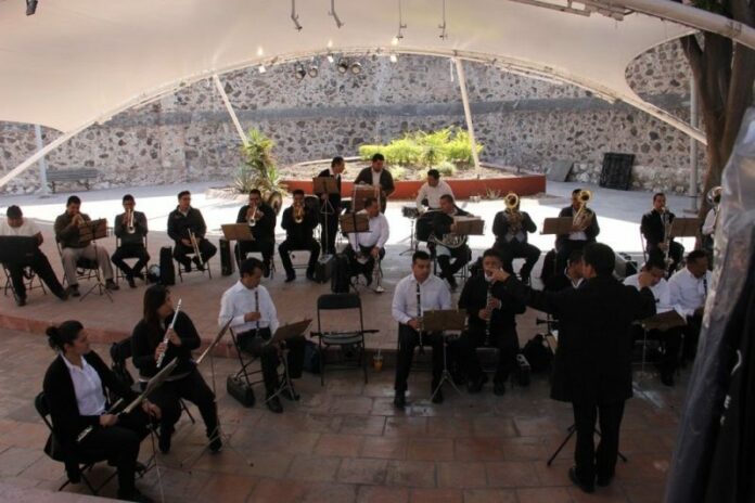 Secretaria de Cultura entrega uniformes a la Banda de Música del Estado Secretaria de Cultura entrega uniformes a la Banda de Música del Estado