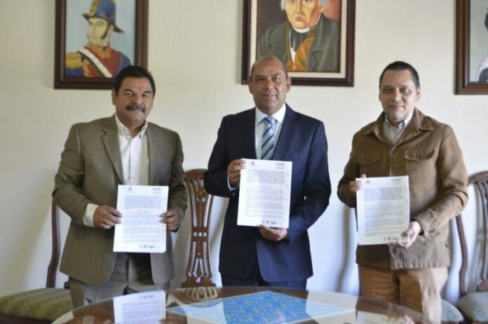Rosendo Anaya firma convenio con ICATEQ Rosendo Anaya firma convenio con ICATEQ