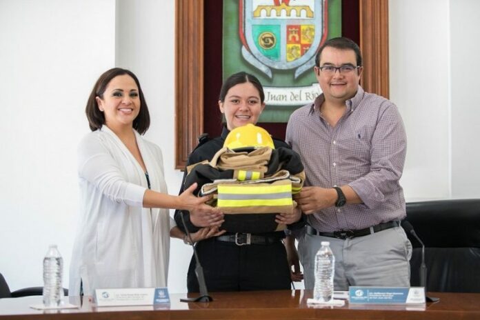 Reciben equipo y recurso Bomberos Voluntarios de San Juan del Río Reciben equipo y recurso Bomberos Voluntarios de San Juan del Río