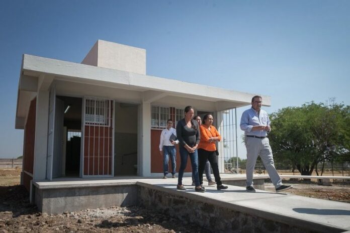Entrega Memo Vega sanitarios en escuela secundaria de Arcila Entrega Memo Vega sanitarios en escuela secundaria de Arcila