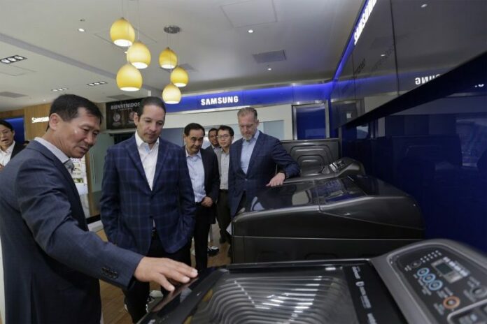 Gobernador fortalece lazos de colaboración con directivos de Samsung Electronics Querétaro Gobernador fortalece lazos de colaboración con directivos de Samsung Electronics Querétaro