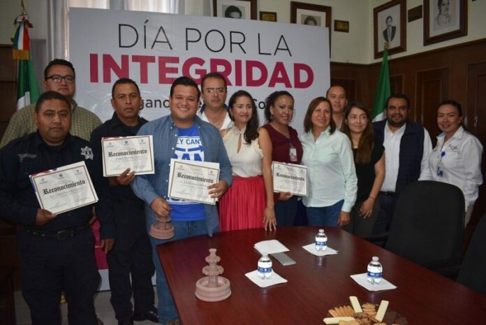 Reconocen a funcionarios en el Reconocen a funcionarios en el