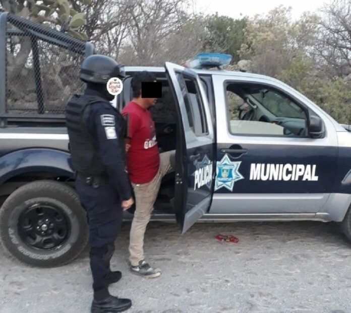 Municipales aseguran a sujeto sorprendido en posesión de droga Municipales aseguran a sujeto sorprendido en posesión de droga