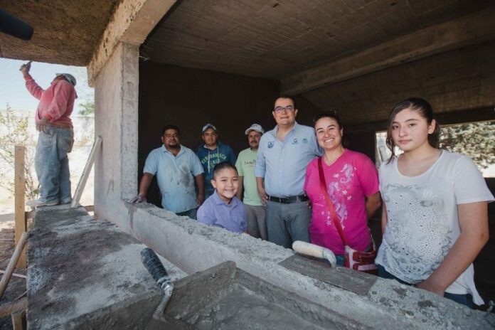 Memo Vega supervisa construcción de aula en Loma Linda Memo Vega supervisa construcción de aula en Loma Linda
