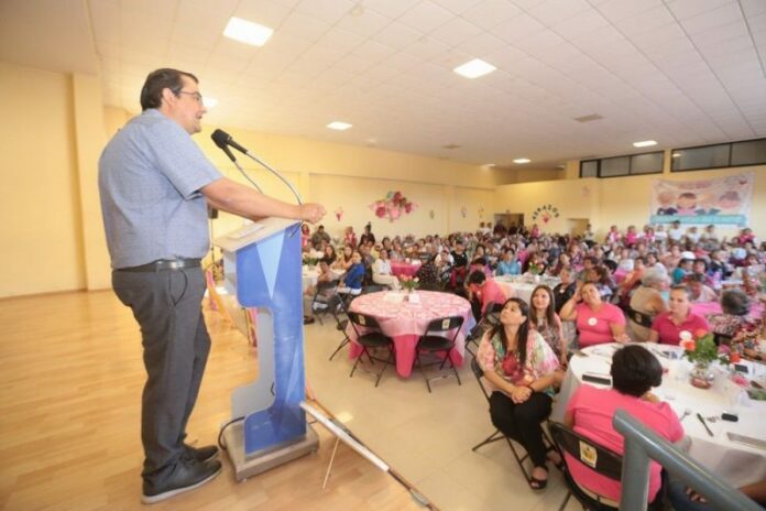 Celebran Memo Vega y Male Ruiz a Mamás del Centro de Día del Adulto Mayor Celebran Memo Vega y Male Ruiz a Mamás del Centro de Día del Adulto Mayor
