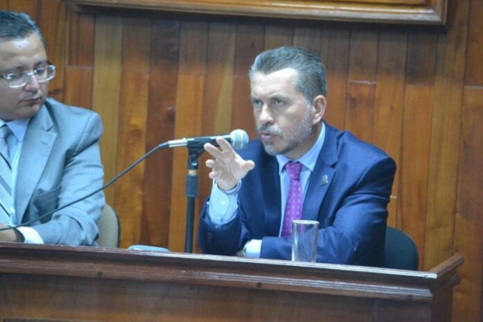 Pide ley Hugo Cabrera que atienda fenómeno migratorio Diputado Hugo Cabrera en un foro en la UAQ