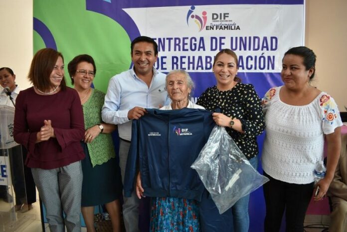 Refrenda Araceli Olvera compromiso con adultos mayores de P. Escobedo El Presidente Municipal Amarildo Bárcenas y su esposa en Pedro Escobedo