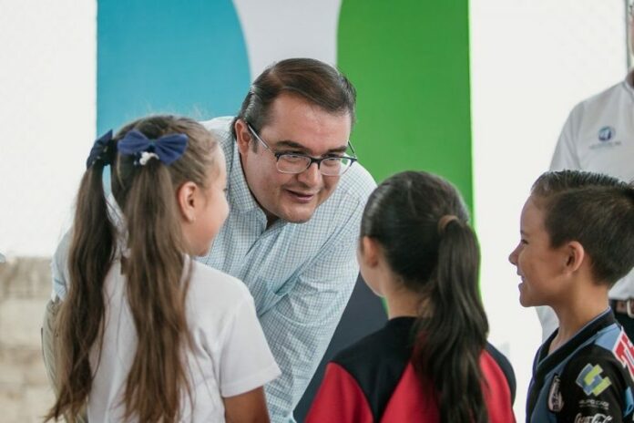 Inician acceso seguro en primaria de Nuevo San Juan El presidente memo Vega con alumnos en escuela de Nuevo San Juan