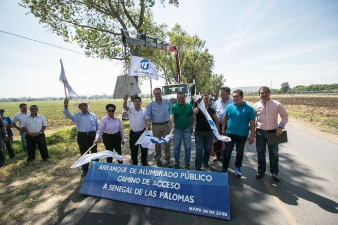Memo Vega inicia obra de alumbrado público en Senegal de las Palomas Memo Vega inicia obra de alumbrado público en Senegal de las Palomas